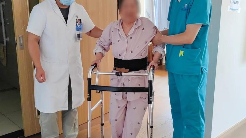 养老护理员床上洗头操作要点，保障失能老人舒适与安全**